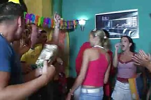 Blonde teen bekommt eine große überraschung zum geburtstag watch online porno lena
