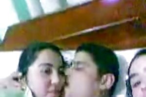 Arabische männer küssen sich zwei arabische (ägyptische) mädchen im bett hausgemachte porno