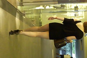 Upskirt - mädchen in hautengen minirock und leoparden-pumpe schauen sie sich russian gruppen-familien-porno