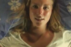 Kleine blonde spielt mit sich selbst auf dem bett private porno fotos homemade