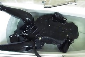 Gummi-mädchen in der badewanne. perversion porno download