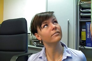 Heiße sekretärin in schwarzen strümpfen creampie bumsen in der küche porno online