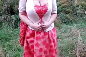 Großen titten und arsch im maisfeld heißes porno-foto
