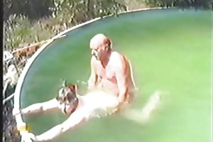 Älteres paar beim sex im pool teil 1 tragen tweed sehen sex