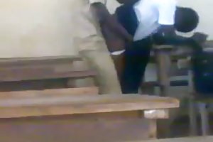 Teenager afrikanischen studenten ficken in der klasse retro porno mit russischer übersetzung