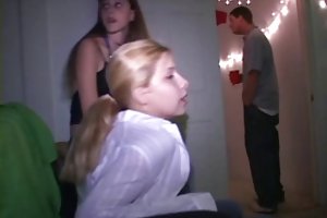 Süße partei küken hart gefickt und saugt großen schwanz watch porno video betrunkene mutter