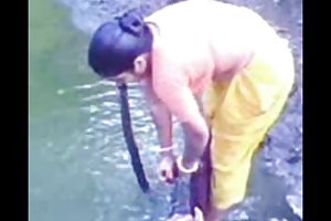 Der bangla desi dorf baden in öffentlichen porno spiele