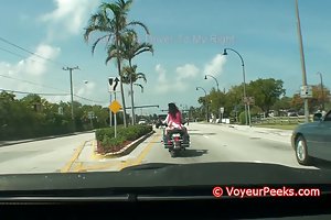 Die tussi mit dem fahrrad - ein kurzer rock ohne höschen? hausgemachte porno-bilder