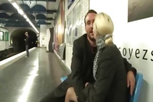 Alicia in der u-bahn an. porno mann frau ficken