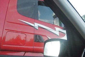 Artie erhält zulassung blinkt ihre muschi auf trucker schöne porno mit reifen