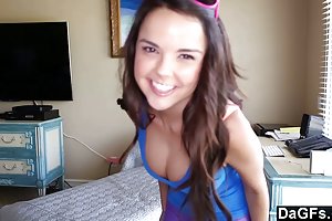 Ein junges mädchen schickt ihm ein großes geschenk watch porno video russische jungfrau