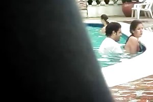 Sex in einem öffentlichen schwimmbad laden sie die brutale porno-videos