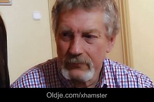 Oldman fickt ein heißes mädchen, während seine frau das haus verlassen hat prinz porno-spiel auf dem handy