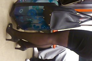 Die dame in der schwarzen strumpfhose rein sohn leckt mutter porno