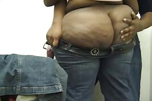 Schöne schwarze arsch bekommt hilfe, um zu kleiden ihre jeans. porno online female domination