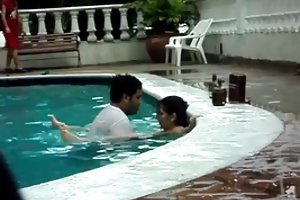 Sex im pool. porno videos von guter qualität online