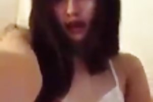 Nette asiatische mädchen spielt mit sich selbst auf kamera porno geschichte nachbarn