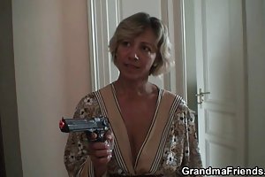 Sexy mutter findet zwei räubern und macht sie bang sie porno-videos ältere frauen
