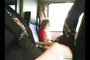 Zug masturbation vor der älteren dame porno rollen in den maschinen