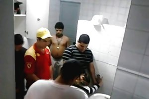 Jungs ficken mädchen in der kneipe toilette gangbang! reife damen 40 porno