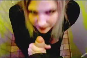 Öffentliche toilette blowjob katalog porno geschichten